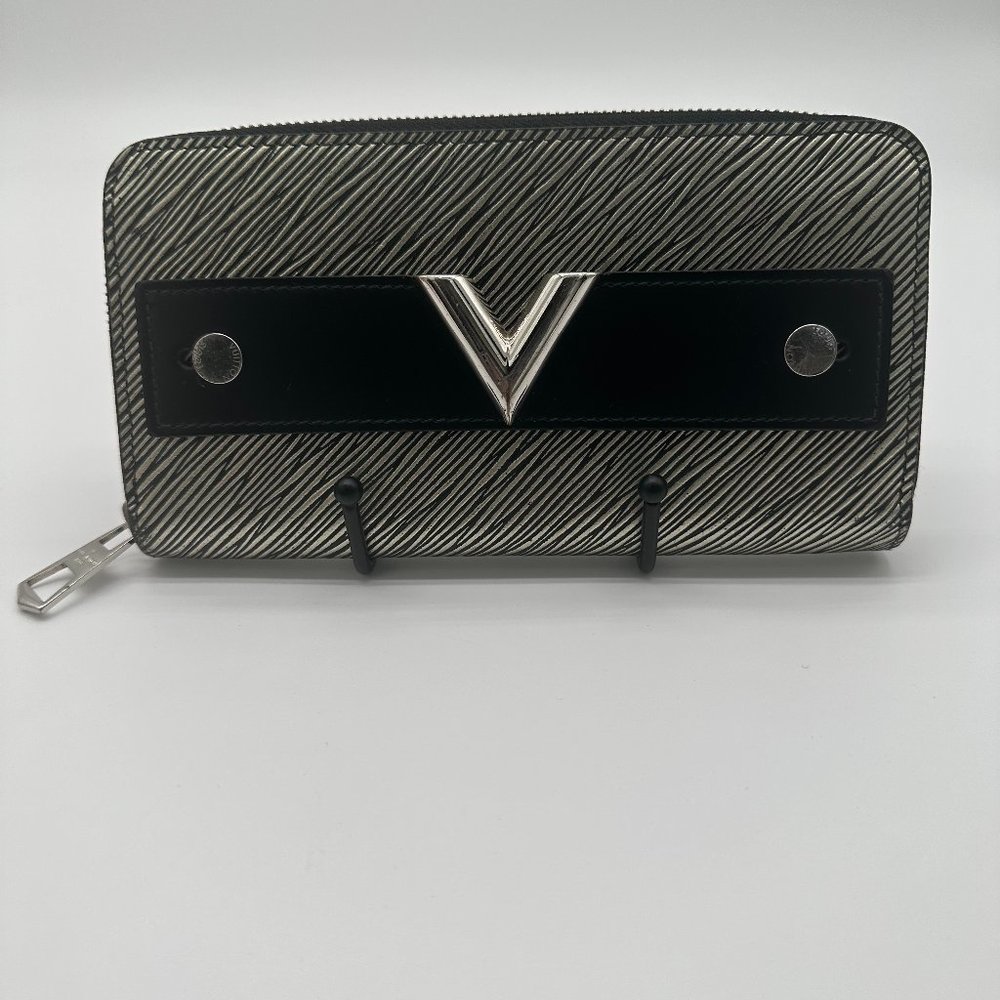 Louis Vuitton Zippy Epi Essential V Long with LV Box